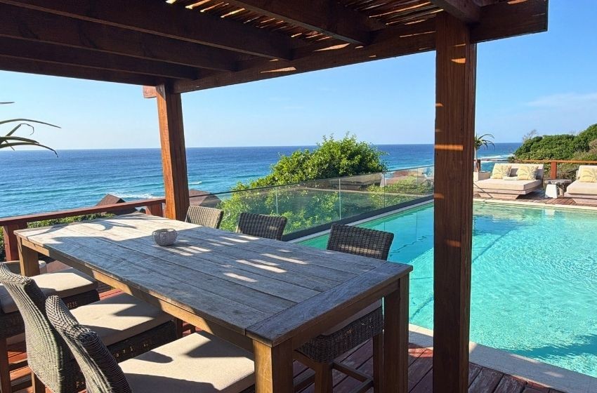 Exterior dining area with view of the pool Aloha 28 Ponta Mamoli