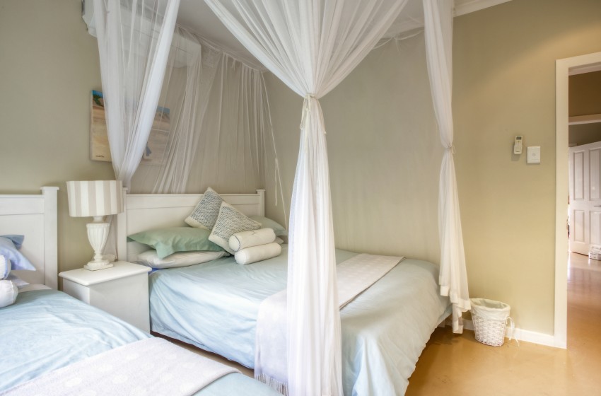 BEdroom 2 with mosquito net at Campismo Ninho 40 in Ponta Malongane