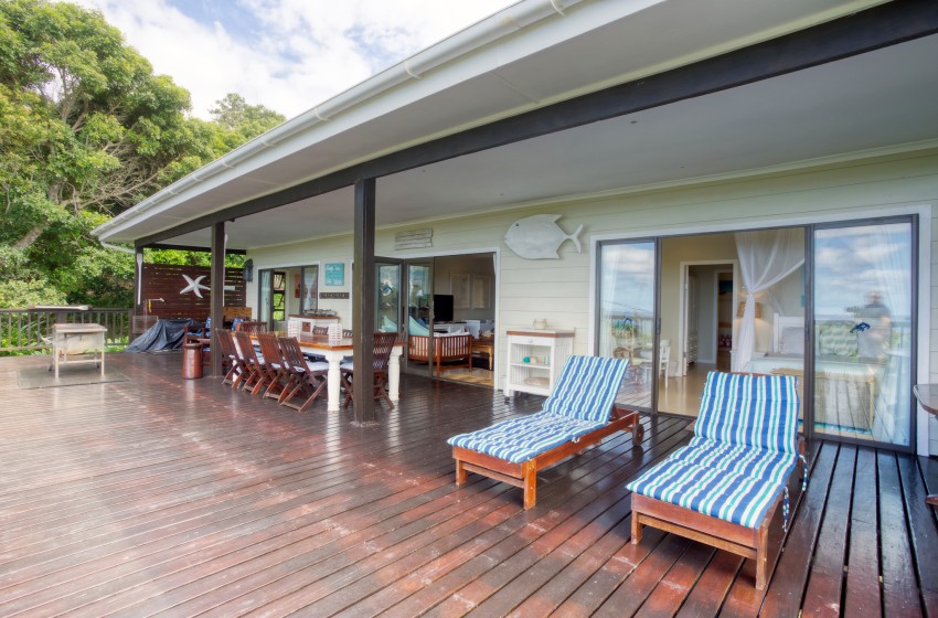 Deck overlooking Campismo Ninho 40 in Ponta Malongane