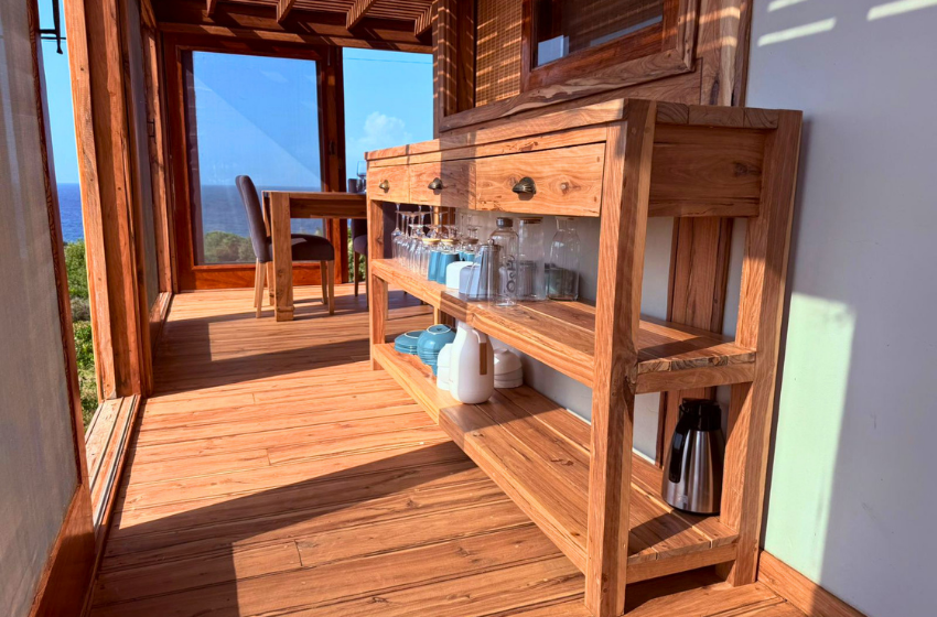 Living area with sea view at Honey's House in Ponta Mamoli