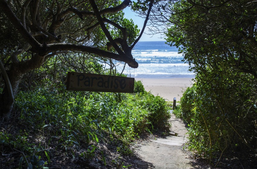 Walkway from the house to the beach at Baleia Azul 26 in Ponta Mamoli