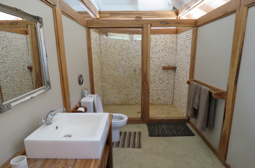 Bathroom 1 at Aloha 16 in Ponta Mamoli