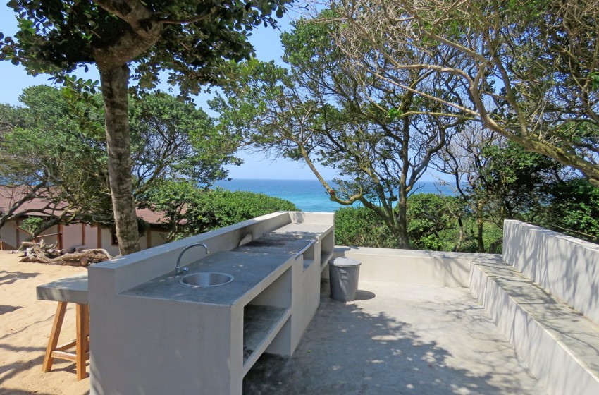 Braai and outside kitchen at Aloha 16 in Ponta Mamoli