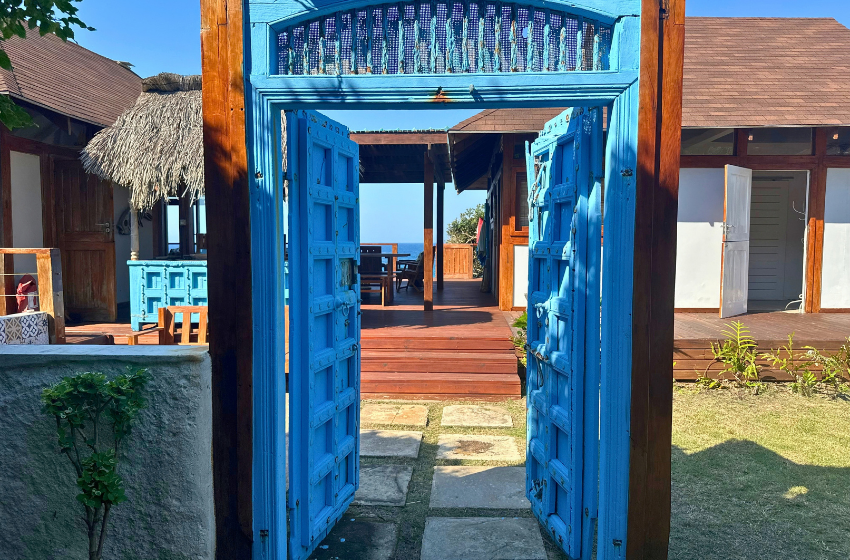 Blue entrance door at Aloha 17 in Ponta Mamoli