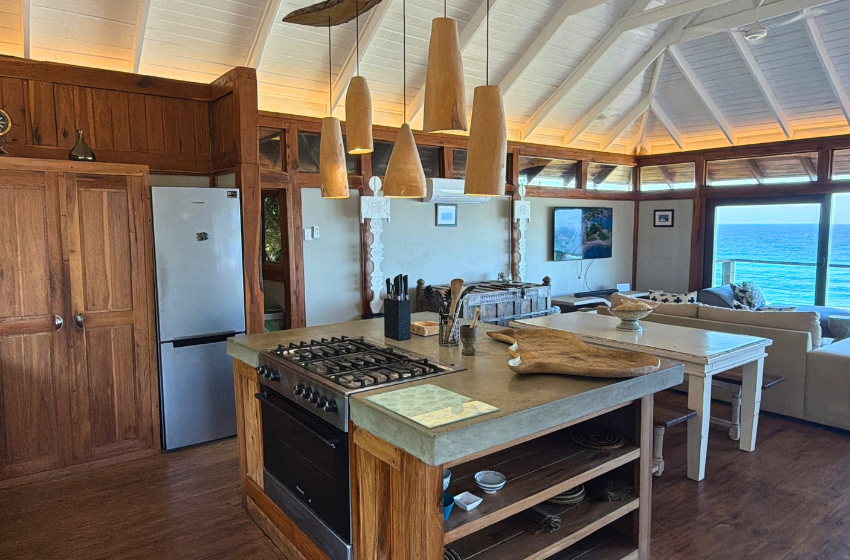 Kitchen with sea view at Aloha 17 in Ponta Mamoli