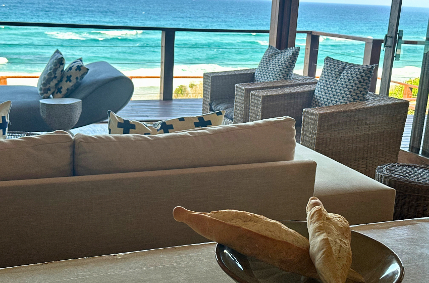 Lounge overlooking the sea at Aloha 17 in Ponta Mamoli