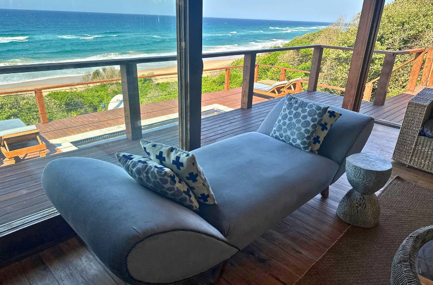Cozy couch with sea view at Aloha 17 in Ponta Mamoli