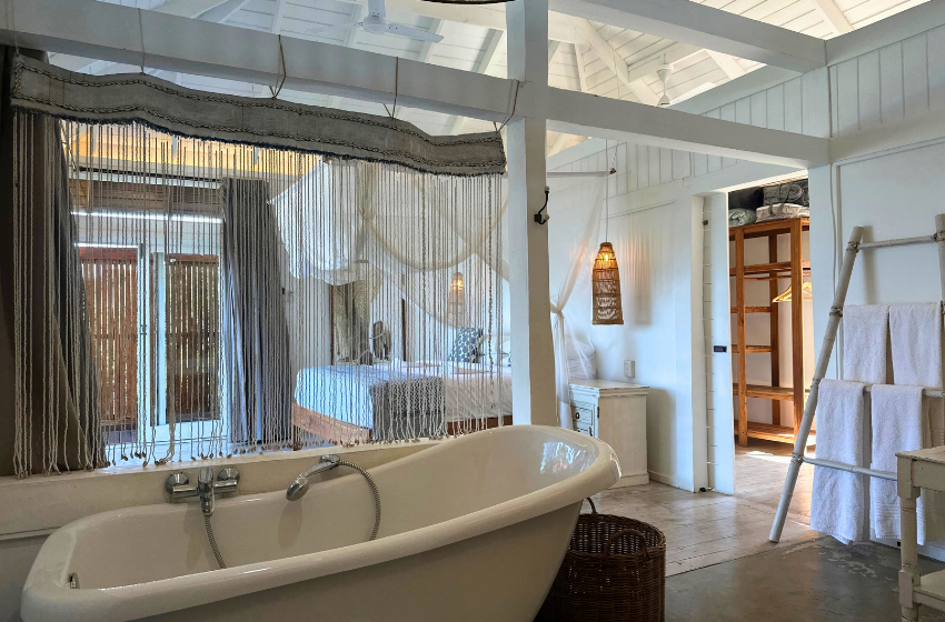 Bathroom 1 with bath at Aloha 17 in Ponta Mamoli
