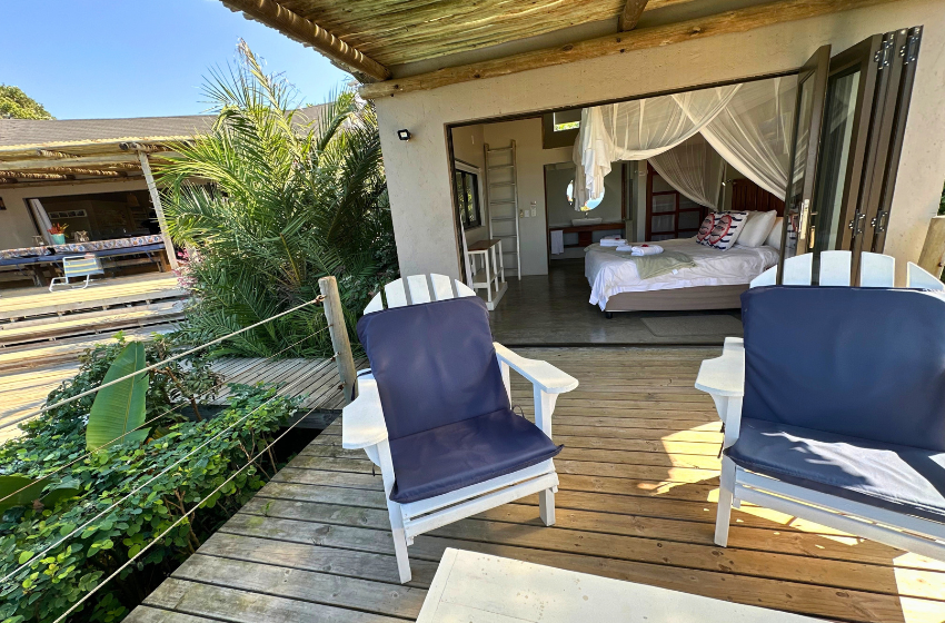 seating on deck outside bedroom at Baleia azul in Ponta Mamoli