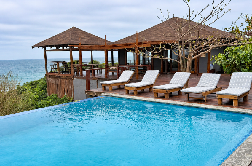 swimming pool overlooking the sea at Aloha 18 in Ponta Mamoli