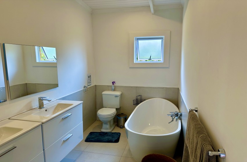 bathroom with bath at Wakene 5 in Ponta Malongane