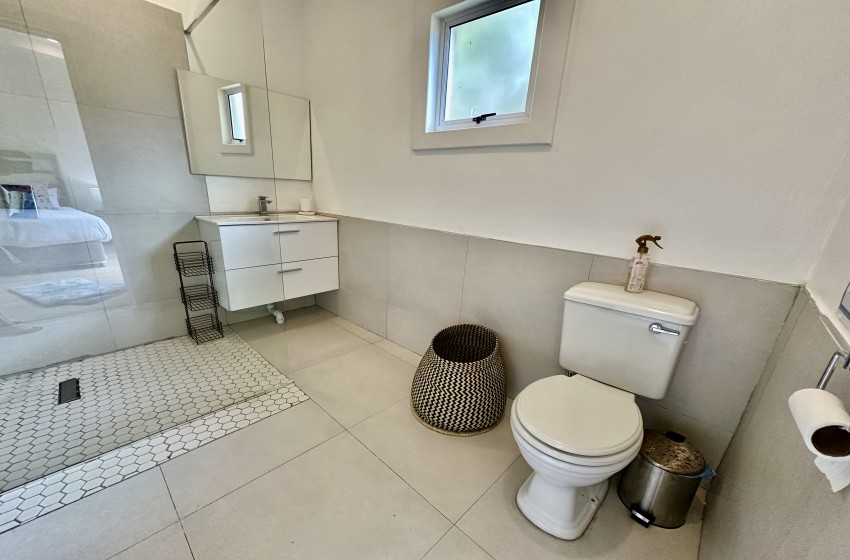 bathroom with shower and toilet at Wakene 5 in Ponta Malongane