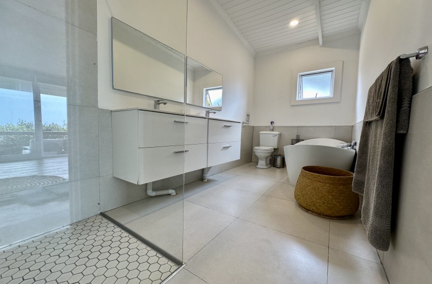 bathroom with shower at Wakene 5 in Ponta Malongane