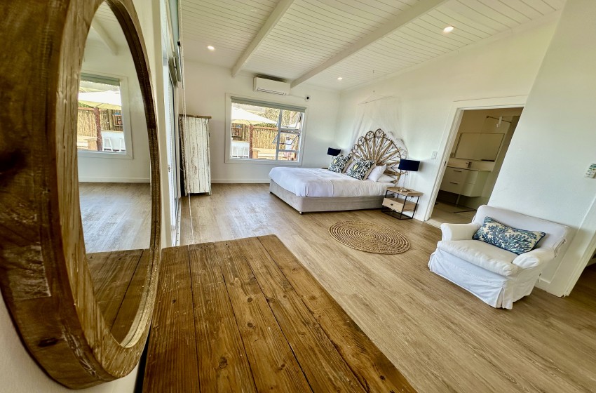 bedroom 2 with mirror at Wakene 5 in Ponta Malongane