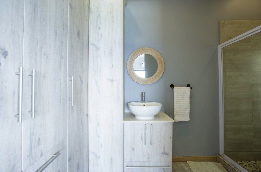 bathroom 2 with vanity at Naudicals dune in Ponta Malongane