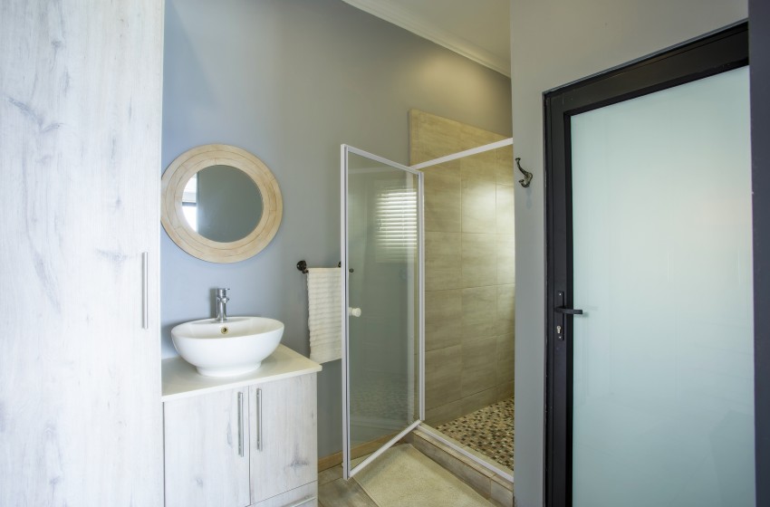bathroom 2 with shower at Naudicals dune in Ponta Malongane