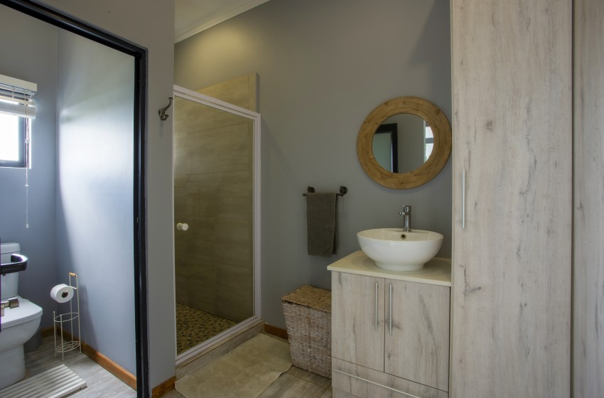bathroom 3 with shower at Naudicals dune in Ponta Malongane