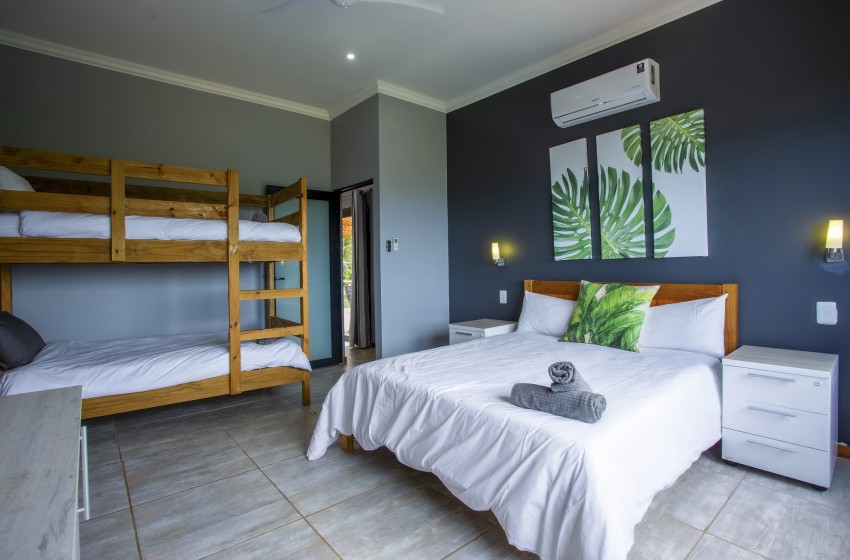 bedroom 3 with bunk beds at Naudicals dune in Ponta Malongane