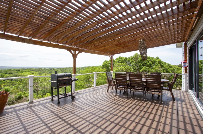 deck with braai at Naudicals dune in Ponta Malongane