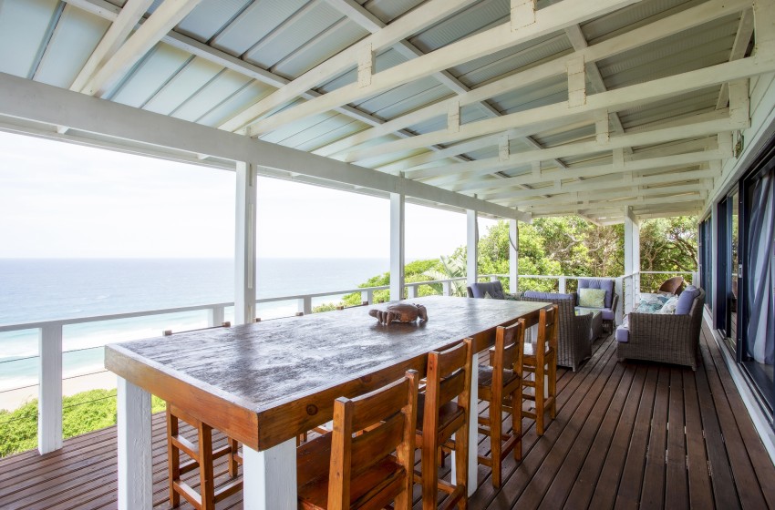 deck with dining table at Naudicals dune in Ponta Malongane