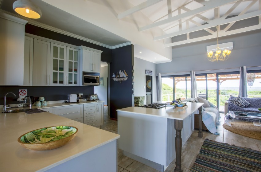 kitchen with island at Naudicals dune in Ponta Malongane