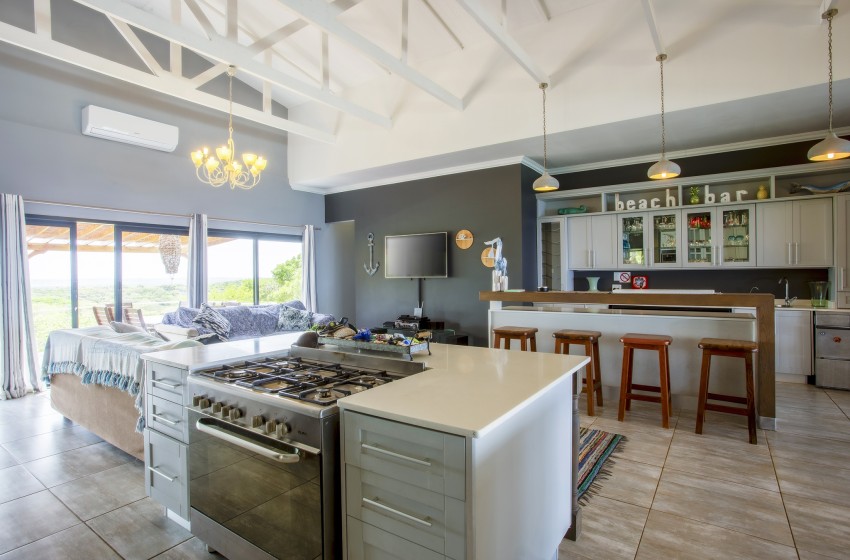 kitchen with oven at Naudicals dune in Ponta Malongane