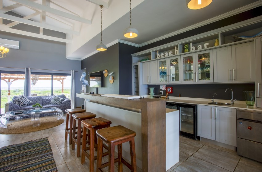 kitchen with bar stools at Naudicals dune in Ponta Malongane