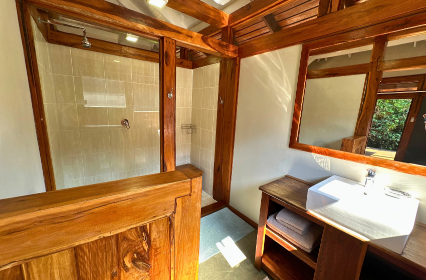 bathroom 5 at Aloha 3 in Ponta Mamoli