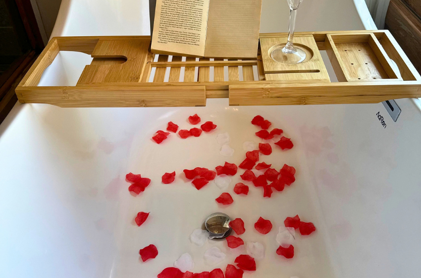bathroom 3 with rose petals and champagne glass at Aloha 5 in Ponta Mamoli
