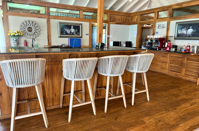 kitchen counter with stools at Aloha 5 in Ponta Mamoli