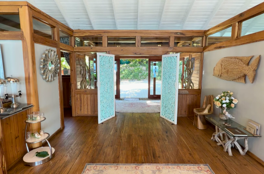 entrance with art at Aloha 5 in Ponta Mamoli