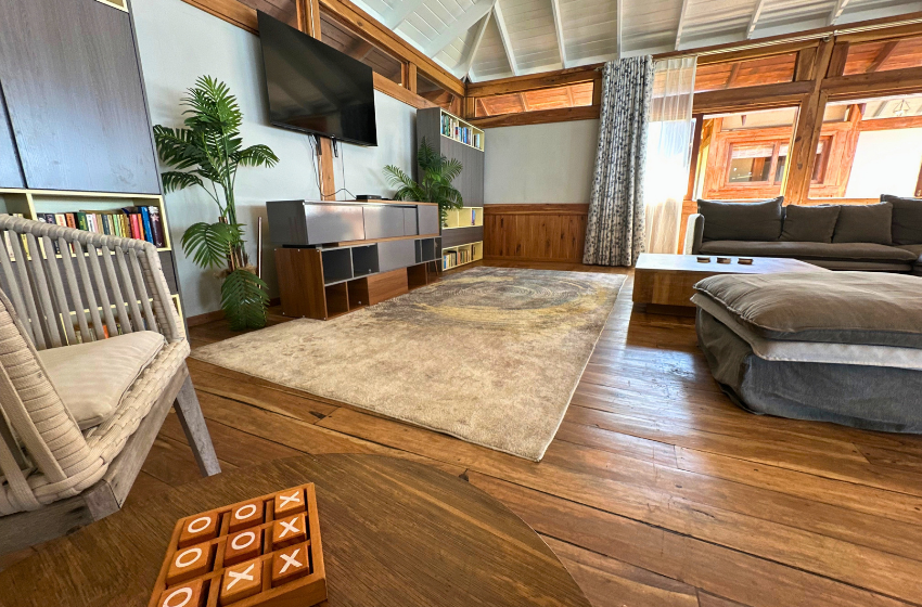 TV with seating at Aloha 5 in Ponta Mamoli