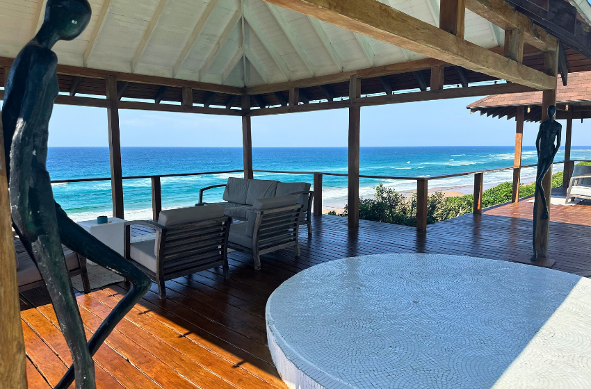 outside seating at Aloha 5 in Ponta Mamoli