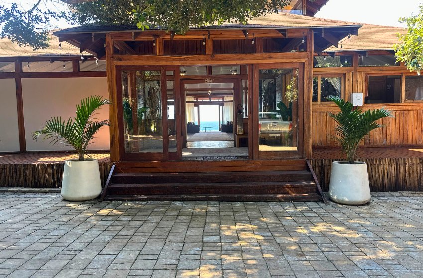 front entrance at Aloha 5 in Ponta Mamoli