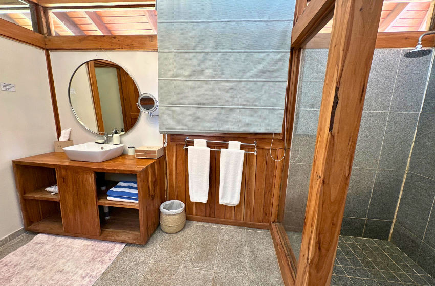 bathroom 1 at Aloha 5 in Ponta Mamoli
