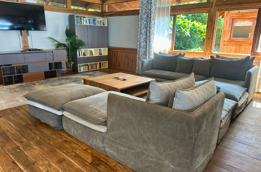 living room with TV at Aloha 5 in Ponta Mamoli