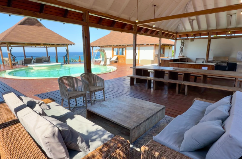 outside dining area at Aloha 5 in Ponta Mamoli