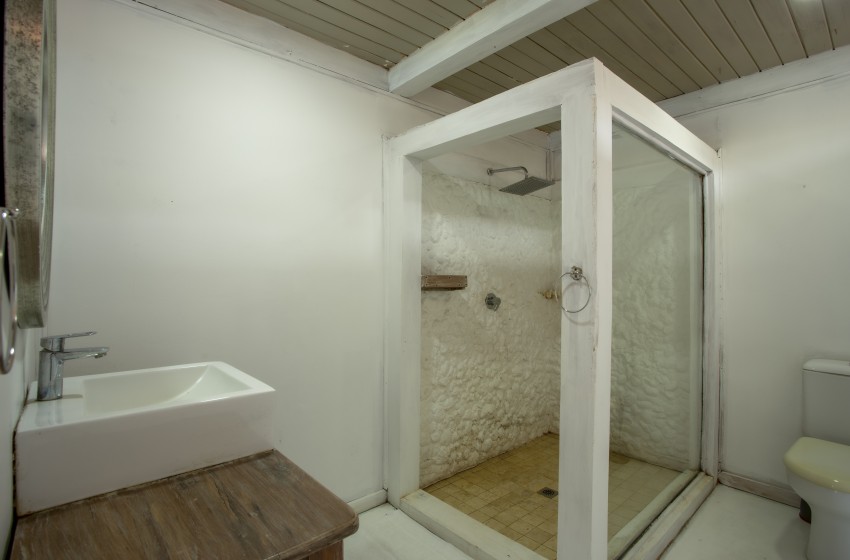 bathroom 1 at Aloha 7 in Ponta Mamoli