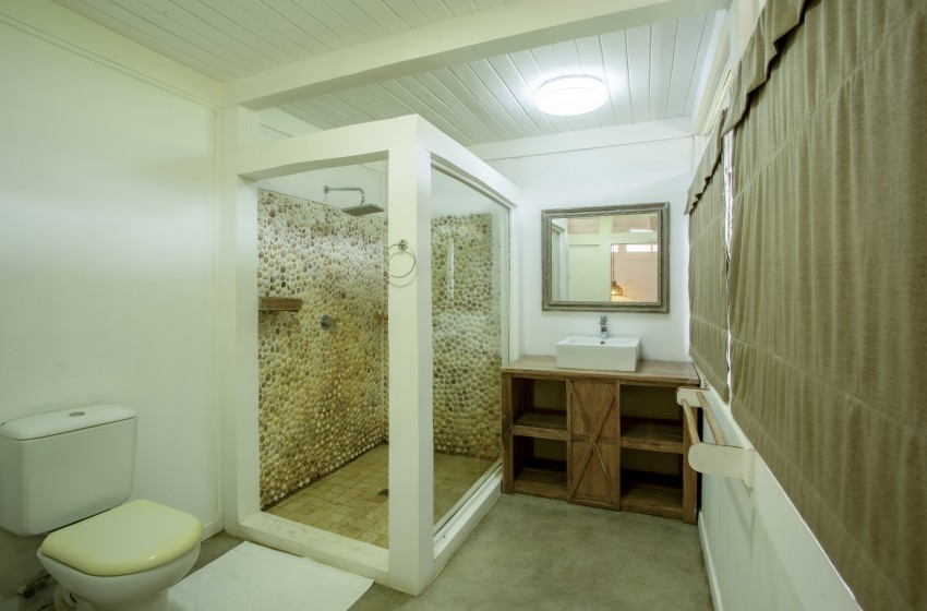 bathroom 2 at Aloha 7 in Ponta Mamoli