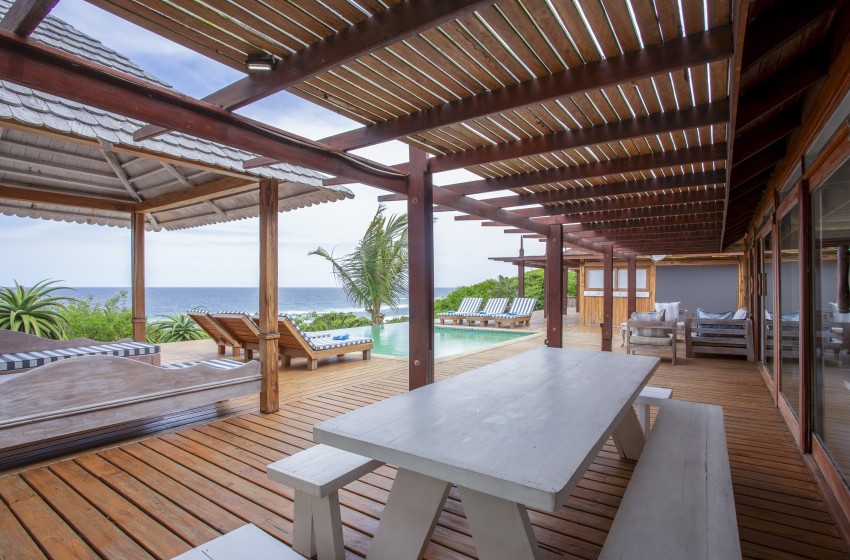 outside dining area at Aloha 7 in Ponta Mamoli