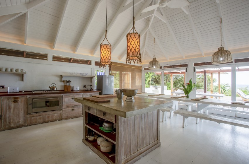 kitchen island with sea view at Aloha 7 in Ponta Mamoli