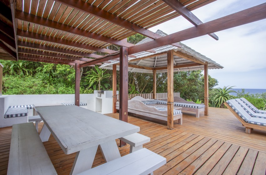 loungers and bench at Aloha 7 in Ponta Mamoli