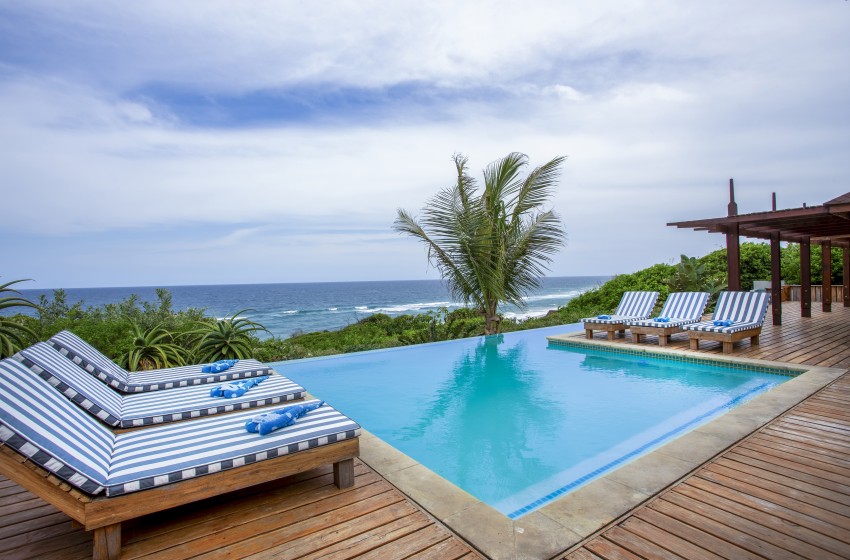 pool with sun loungers at Aloha 7 in Ponta Mamoli