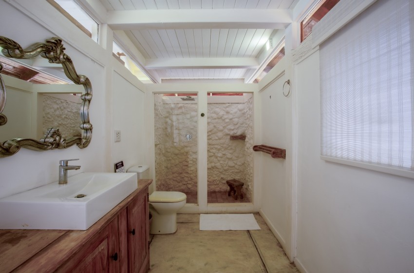 guest bathroom at Aloha 7 in Ponta Mamoli