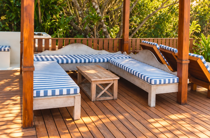 outside seating at Aloha 7 in Ponta Mamoli